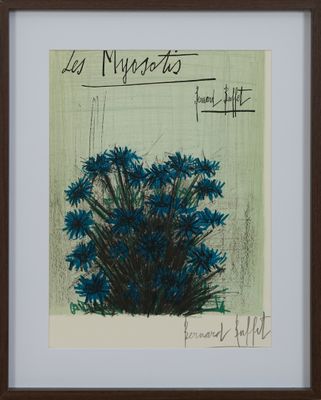 une image représentant un tableau de fleurs bleues dans un cadre marron