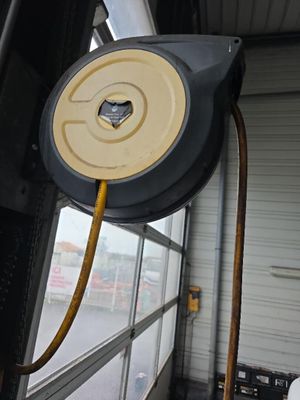 un tuyau fixé sur le flanc d'un bus
