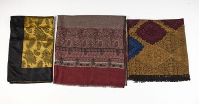 trois types de foulards différents posés sur un fond blanc