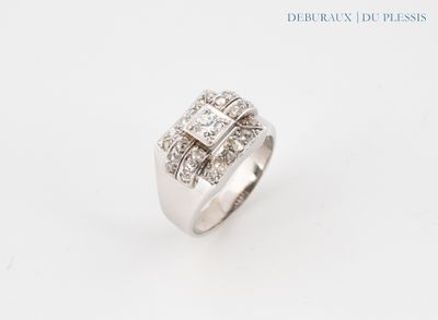 gros plan d'une bague en diamant sur fond blanc