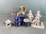 de nombreux vases et figurines bleus et blancs posés sur une table