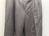 un pantalon gris et blanc à fines rayures suspendu à un cintre