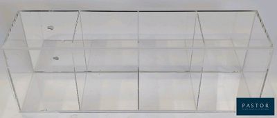 vitrine en acrylique transparent à quatre étagères