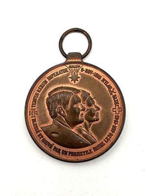 une vieille médaille en bronze sur laquelle figurent un homme et une femme