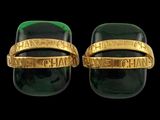 une paire de bracelets rigides en verre doré et vert
