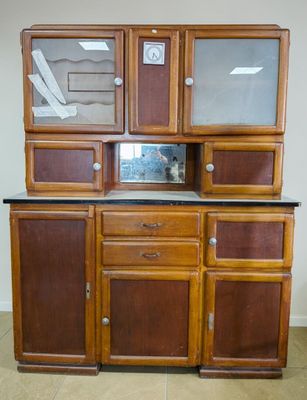 une armoire en bois avec des portes vitrées et des tiroirs
