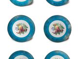 six assiettes bleues et blanches ornées de fleurs et de fruits