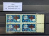 quatre timbres représentant un homme, posés sur une étagère