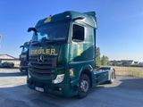 un camion vert garé sur un parking