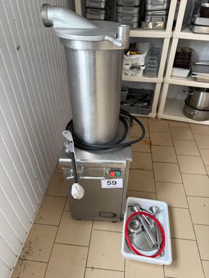 une machine posée sur le sol de la cuisine