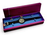 emballage d'une montre dans un coffret cadeau violet sur fond blanc