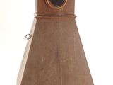 une tour d'horloge en bois surmontée d'une horloge