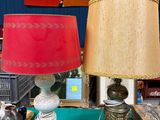 deux lampes posées sur une table dans une pièce