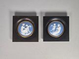 une paire de portraits en wednestone bleus et blancs représentant un homme et une femme