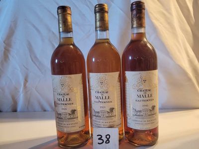 trois bouteilles de vin posées sur une table l'une à côté de l'autre
