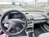vue du tableau de bord d'une voiture, avec le volant et les commandes du tableau de bord