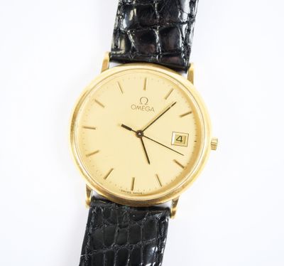 un gros plan d'une montre en or avec un bracelet en cuir noir