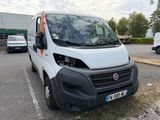 une camionnette blanche garée dans un parking