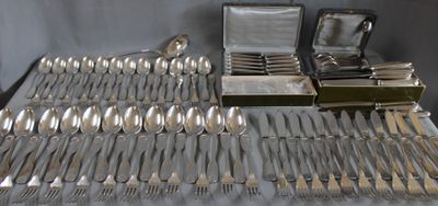 beaucoup de cuillères et de fourchettes en argent sur une table