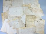 plusieurs vieux papiers sont empilés les uns sur les autres