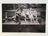 photographie en noir et blanc de deux femmes assises sur un banc de parc