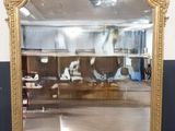 un grand miroir posé par terre