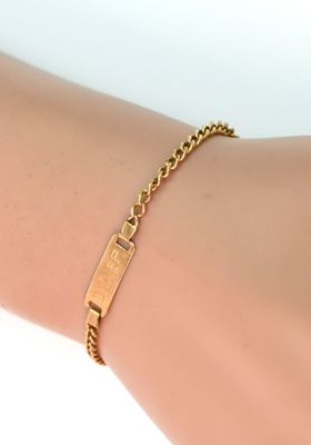 bracelet plaqué or avec une barre suspendue à une chaîne