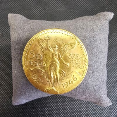 une pièce d'or posée sur un oreiller
