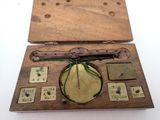 une boîte en bois contenant un objet en métal