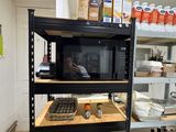 un micro-ondes posé sur une étagère au milieu d'une cuisine