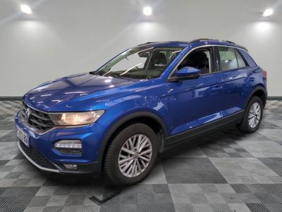 un SUV Volkswagen bleu garé dans un showroom