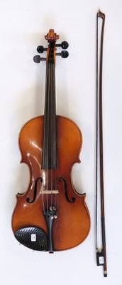un violon posé à côté d'un archet