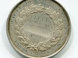 une vieille pièce d'argent surmontée d'une couronne