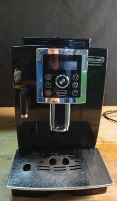 une machine à café posée sur une table en bois