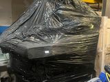 un tas d'ordures dans un entrepôt où se trouvent de nombreux objets