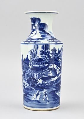 un vase bleu et blanc posé sur une surface blanche