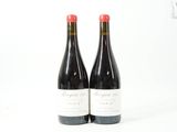 deux bouteilles de vin rouge posées l'une à côté de l'autre sur une surface blanche