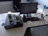 un bureau sur lequel se trouvent un ordinateur, des haut-parleurs et un clavier