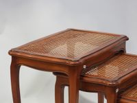 Trois tables gigognes en bois et cannage, le plateau et la c… (photo 2)