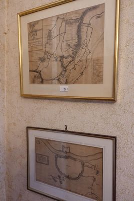 une photo d'une salle de bains avec des toilettes et un tableau accroché au mur