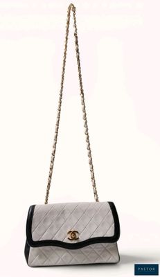 Sac Chanel à rabat en cuir d'agneau matelassé, avec bandoulière en chaîne