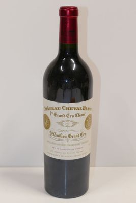 une bouteille de vin posée sur une table