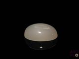 une lumière blanche posée sur une table noire