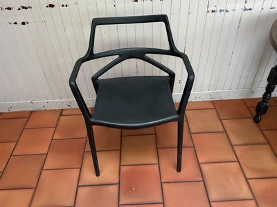 14 CHAISES DELTA Couleur noir, résine - Photo 1