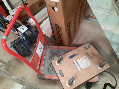 Chariot de manutention en métal laqué rouge et plateau roula… - Photo 1