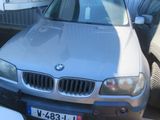 une voiture argentée garée dans un parking à côté d'autres voitures