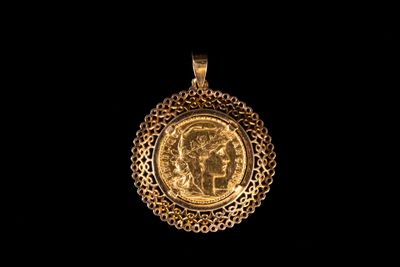 gros plan d'une pièce d'or sur fond noir