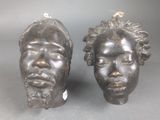 une paire de sculptures en bronze représentant un homme et une femme aux cheveux bouclés