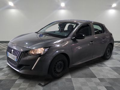 la photo d'une voiture grise garée dans un garage