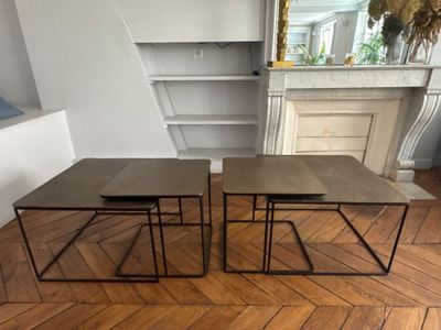 deux tables posées sur un parquet, devant une cheminée